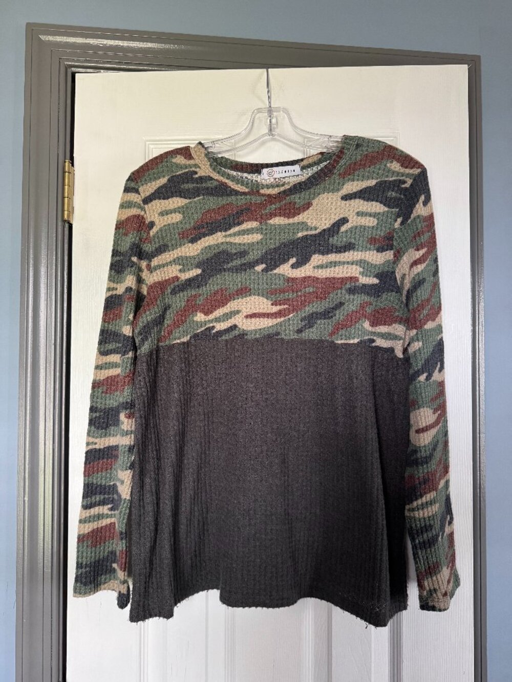 CY Fashion Size M Camo Two-Tone Color Block Waffle Knit Top Scoop Neck EUC